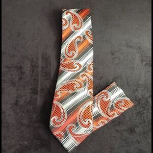MEN'S BRUNO CONTE TIE AND POCKET SQUARE SET.